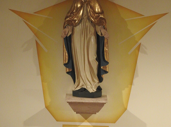 2019 / Pfarre Gratkorn Statue der Mutter Gottes über dem Altartisch