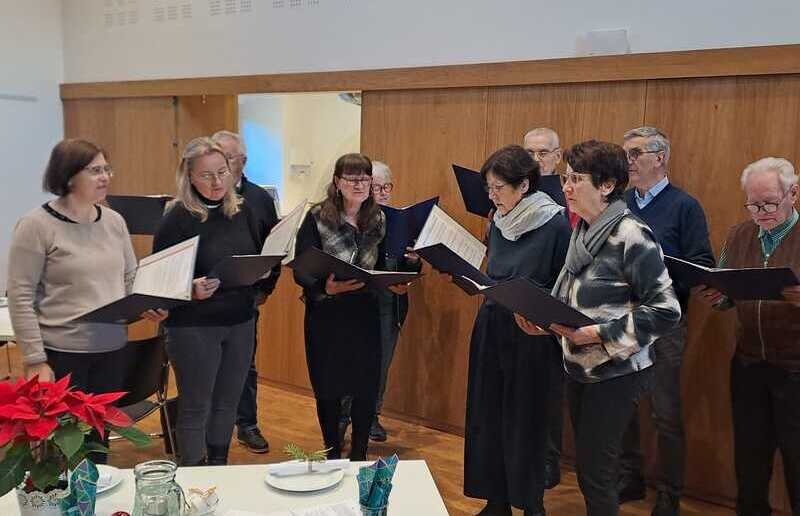 Begegnungsnachmittag / Anna Gruber-Schreiner mit weihnachtlichen Liedern